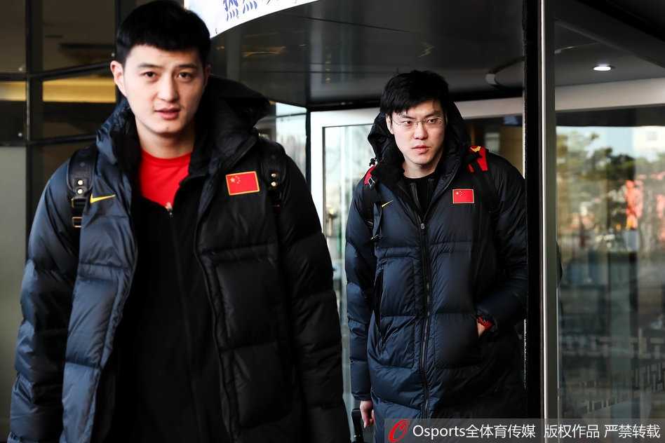 深思后的远行:丁彦雨航与中国男篮的淬火征途 走下赛场,丁彦雨航脱下球衣,赤裸着上身,坚实的肌肉线条如同雕塑一般,他用毛巾擦拭着汗水,脸上写满了疲惫与战斗后的自豪。