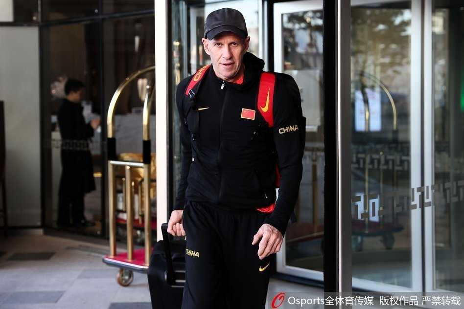 深思后的远行:丁彦雨航与中国男篮的淬火征途 赛场上,丁彦雨航面对韩国队的防守球员,眼神如炬,他高高跃起,手腕轻拨,篮球划出一道美妙的弧线直钻网窝,身后的韩国队员只能望球兴叹。