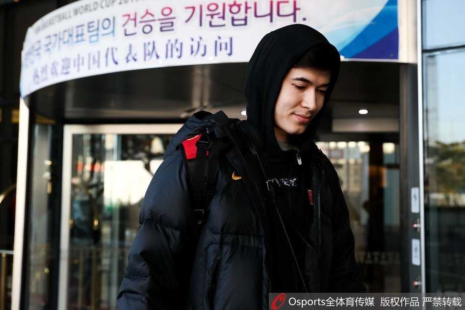 深思后的远行:丁彦雨航与中国男篮的淬火征途 丁彦雨航持球强行突破,防守球员的手臂几乎缠在了他的身上,但他依然凭借超强的核心力量稳住身形,强行将球抛向篮筐,裁判的哨声也随之响起。