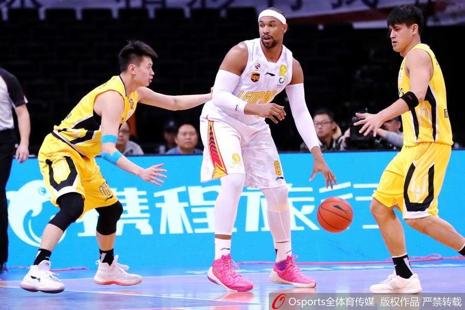 深圳双子星李慕豪与沈梓捷同时起跳，在空中编织成一道密不透风的屏障，用遮天蔽日的封盖宣告着对禁区的绝对统治。