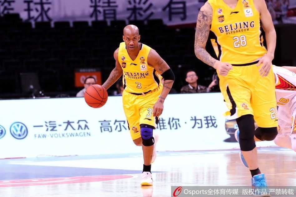 比赛结束后，硝烟散去，昔日队友们紧紧相拥，眼神中充满关切与鼓励，这一刻，胜负已不再重要，唯有兄弟情深似海。