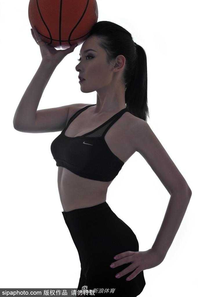 混血女主播杨不悔化身篮球宝贝,热舞助威点燃赛场激情 混血女主播杨不悔扎着清爽马尾,身着亮橙色篮球宝贝运动背心,在球场看台前回眸一笑,眼中闪烁着对即将开始的比赛的无限期待。