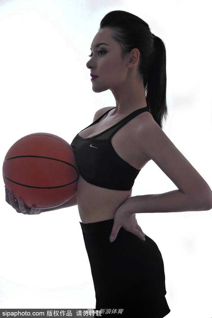 混血女主播杨不悔化身篮球宝贝,热舞助威点燃赛场激情 最后一张全景图中,杨不悔独自站在空无一人的球场中央,聚光灯洒在她身上,此刻的她仿佛成为了整个体育馆的主角,静待着大战拉开帷幕。