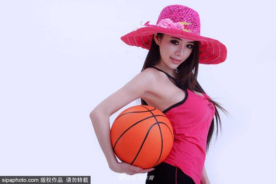 袁颖芬将篮球高高举过头顶，身体曲线如拉满的弓，眼神坚毅地望向篮筐，充满进攻性美感