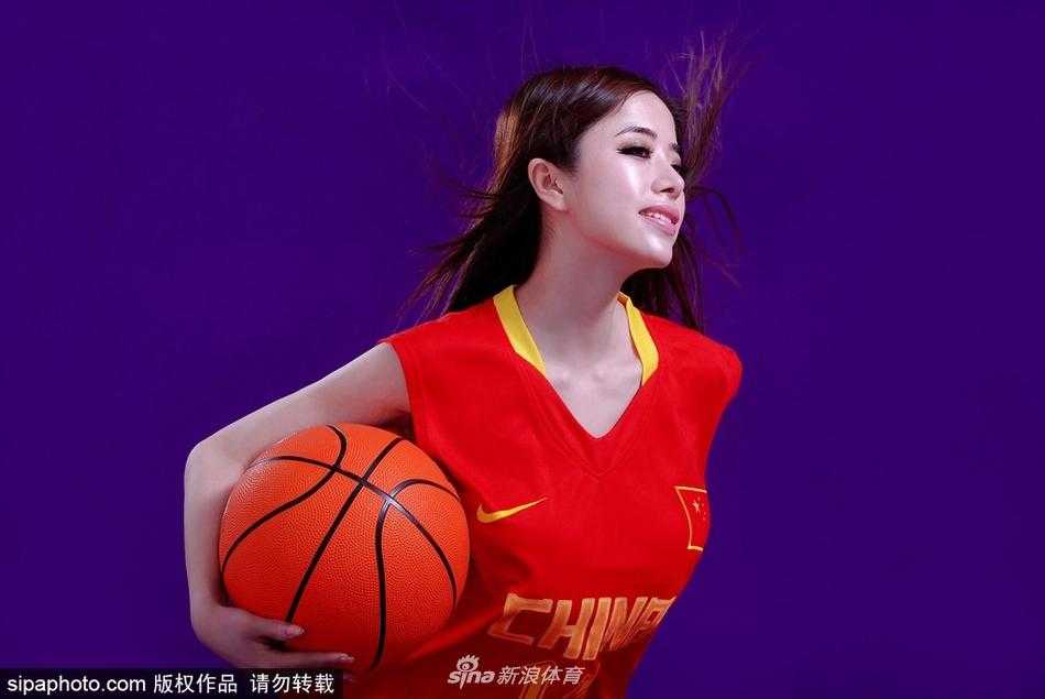 写真中的袁颖芬身着浅色系服饰，回眸瞬间眼神深邃，混血感十足的五官在柔和光线下立体分明，举手投足间尽显从容与自信。