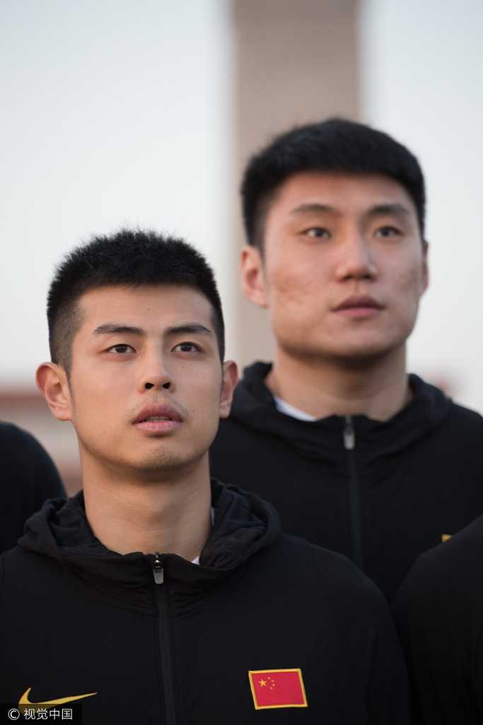 型男翟晓川与阿不都沙拉木并肩而立，青春洋溢。这两人不仅是球场上的锋线尖刀，更是国家队新一代的颜值担当，此刻他们共同沐浴在清晨的阳光下，脸上洋溢着属于中国男篮年轻一代的自信与朝气。