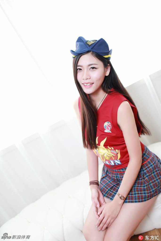清纯可人篮球宝贝嘟嘴助威,大秀美腿为浙江队喝彩 她对着镜头俏皮地嘟起粉唇,眼神中透着一丝狡黠,修长的美腿在镜头前格外吸睛,元气满满