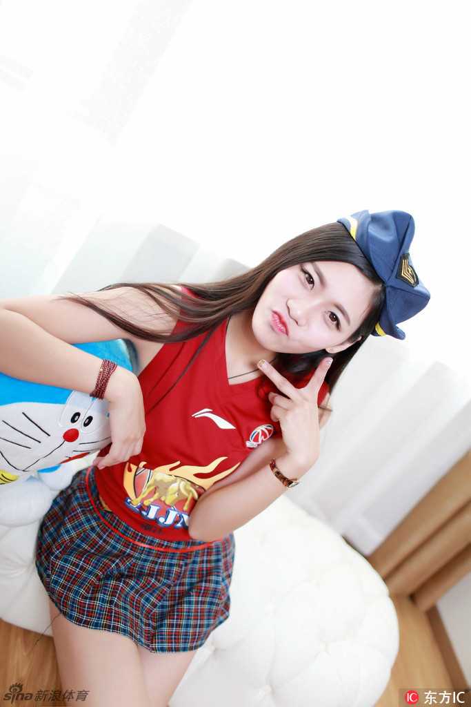 清纯可人篮球宝贝嘟嘴助威,大秀美腿为浙江队喝彩 她迈着轻盈的步伐向前走来,手中的玩偶仿佛也在为她加油,飘逸的发丝和甜美的笑容让人过目难忘