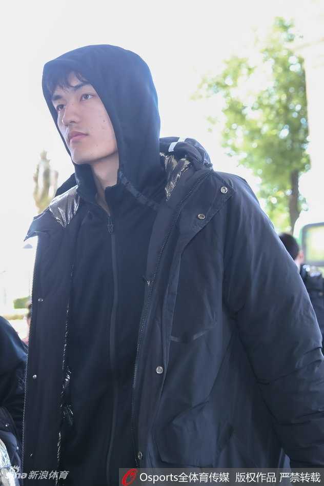 清華北大風雲際會:二〇一七 CBA 全明星周末的青春風暴 清華大學男籃全體成員在酒店門口合影留念,他們面帶微笑,整齊劃一地豎起大拇指,為即將到來的全明星賽之旅點贊鼓勁。