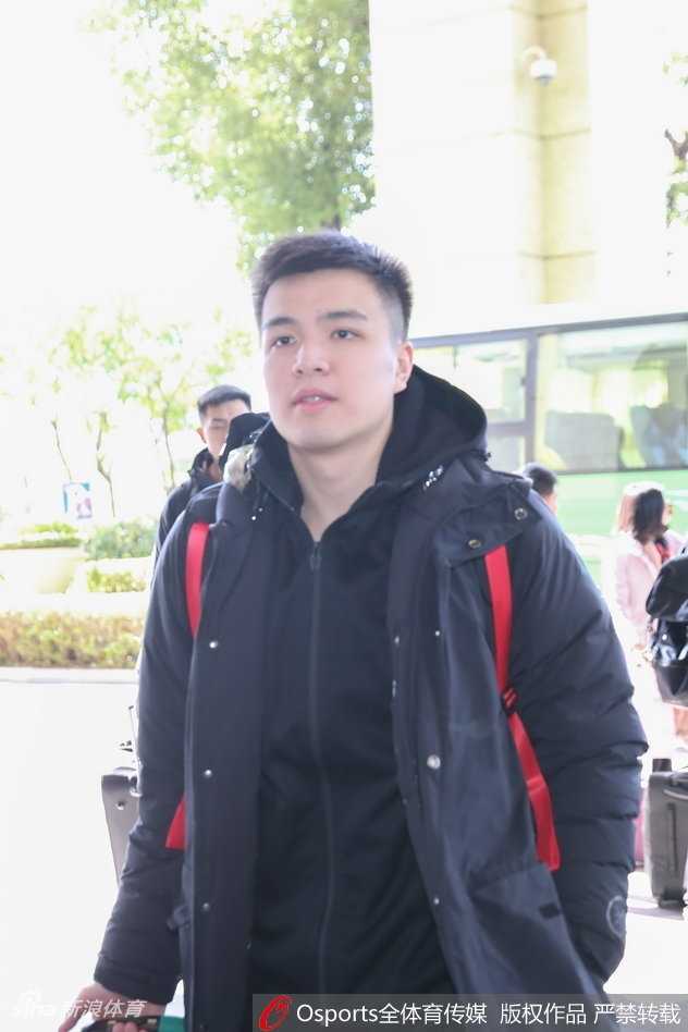 清華北大風雲際會:二〇一七 CBA 全明星周末的青春風暴 幾名隊員圍坐在酒店大堂的沙發上,其中一人正低頭仔細閱讀賽事手冊,仿佛要從字裡行間提前窺探職業聯賽的奧秘。