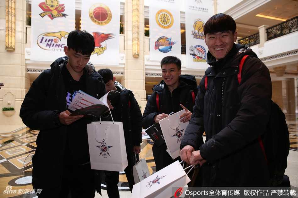 清華北大風雲際會:二〇一七 CBA 全明星周末的青春風暴 清華大學男籃將士們身著統一的隊服,精神抖擻地推著行李車步入酒店大廳,青春的活力與大賽前的沉穩在他們臉上交織。