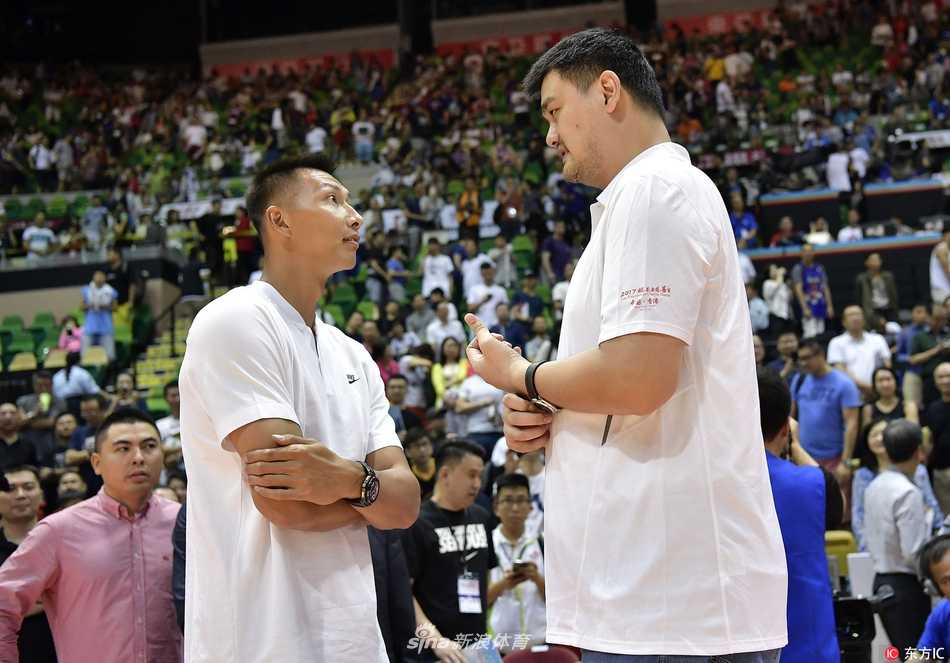 温情对决燃动香江:易建联场边助阵,姚明卡特老友记闪耀姚基金慈善赛 易建联与姚明相邻而坐,共同注视着场上的小朋友球员。阿联一只手轻轻托着下巴,嘴角带着轻松的笑意,姚明则双手交叉放在身前,两位中国篮球的领航者此刻更像两位慈祥的守护者。
