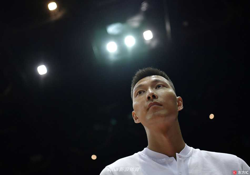 温情对决燃动香江:易建联场边助阵,姚明卡特老友记闪耀姚基金慈善赛 赛后的喧嚣渐渐散去,易建联在场边与一位身穿红色队服的小球员互动,他微微弯腰,认真倾听孩子的话语,身后是仍在整理赛场的志愿者,这一刻的温情超越了比赛胜负本身。