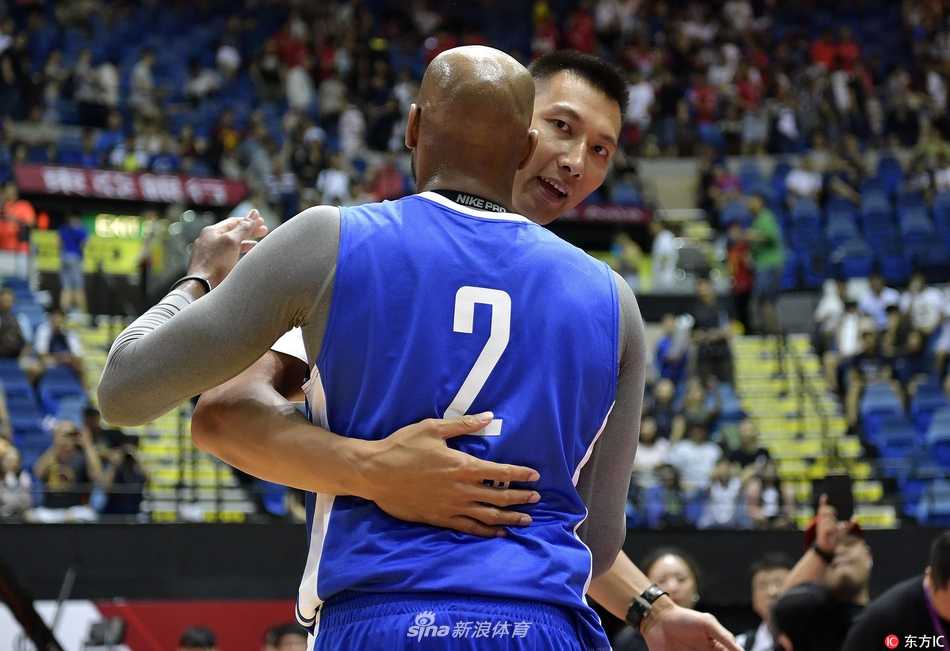 温情对决燃动香江:易建联场边助阵,姚明卡特老友记闪耀姚基金慈善赛 场边的易建联目光柔和,他与身穿便装的姚明并肩而坐,两人视线投向场内激烈拼抢的后辈,偶尔低头耳语交流,神情轻松中带着一丝老将对篮球的深邃眷恋。