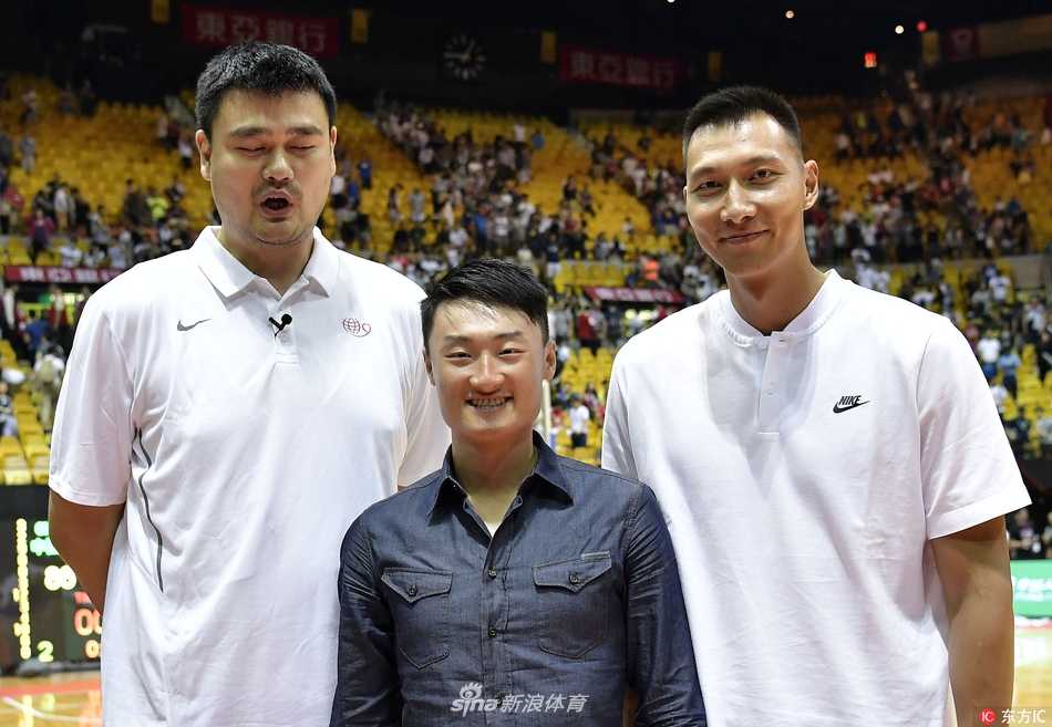 温情对决燃动香江:易建联场边助阵,姚明卡特老友记闪耀姚基金慈善赛 比赛间隙,易建联特意走到卡特身旁,两人身体微微前倾,用只有彼此能听清的声音交谈着,阿联的脸上挂着腼腆而真诚的微笑,仿佛瞬间回到当年在篮网并肩作战的青葱岁月。