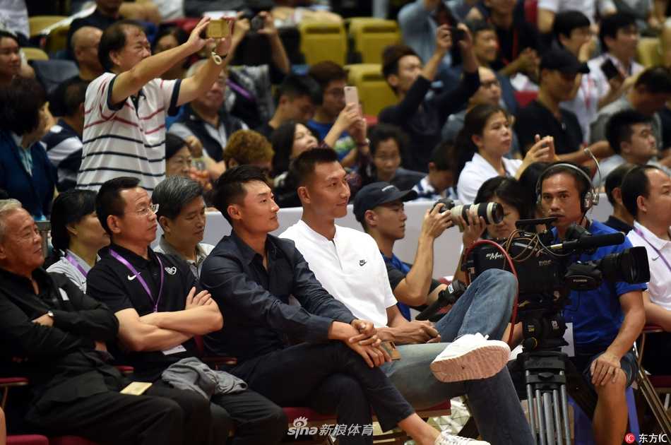 温情对决燃动香江:易建联场边助阵,姚明卡特老友记闪耀姚基金慈善赛 聚光灯下,易建联双手抱在胸前,神情专注地凝视着赛场。身旁的姚明正侧身与友人交谈,而阿联的目光始终追随着场上飞驰的红色身影,眼神里满是对后辈的期许与对中国篮球未来的憧憬。
