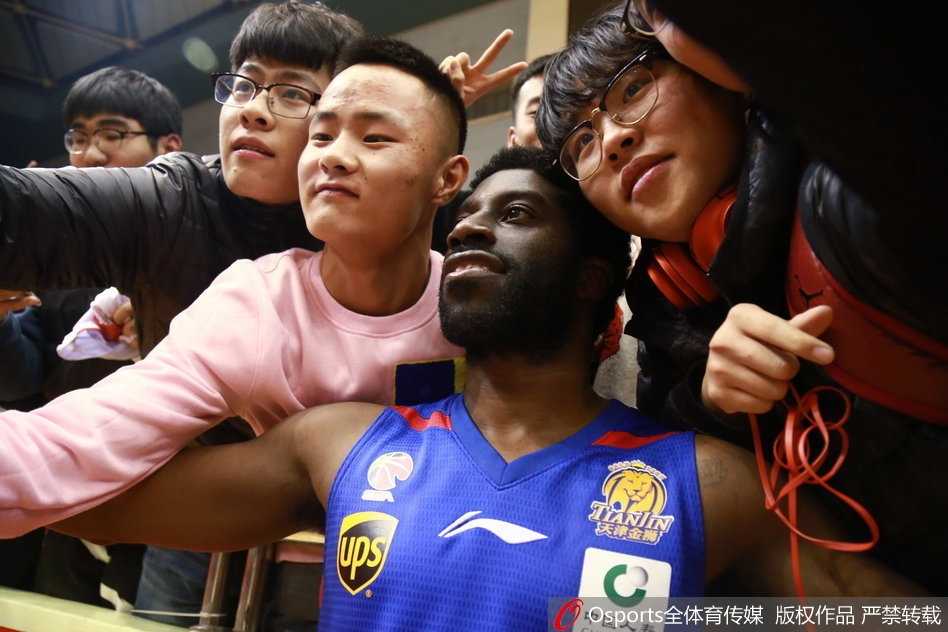 即便穿着天津队的训练服，杰特在场上与山东队友交流时，脸上的笑容依旧灿烂得如同从未离开过这个大家庭。