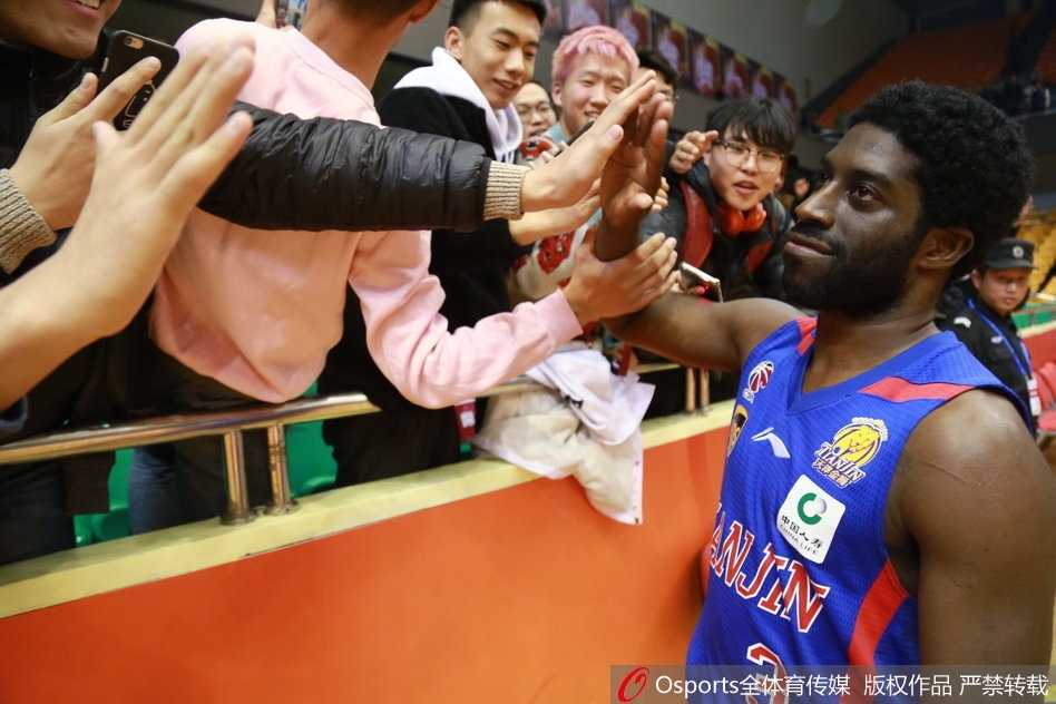 训练间隙，杰特微笑着为山东的球迷们签名，他的眼神里满是温柔，仿佛不是在应付客场球迷，而是在给自己的家人留下纪念。