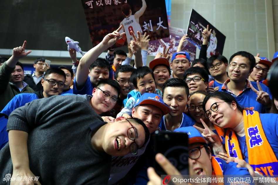 游子归乡温情满源深,刘炜用坚守铸就上海篮球传奇 刘炜运球突破上海队球员的防守,尽管面对旧友,他依然全力以赴,用职业的态度表达对对手和球迷的尊重