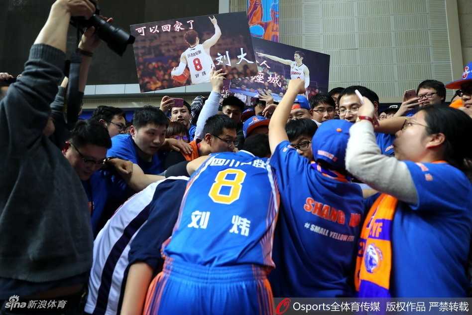 游子归乡温情满源深,刘炜用坚守铸就上海篮球传奇 刘炜在球迷的簇拥下走向球员通道,他伸出手与看台上的球迷一一击掌,笑容温暖而灿烂,仿佛从未离开过这片主场