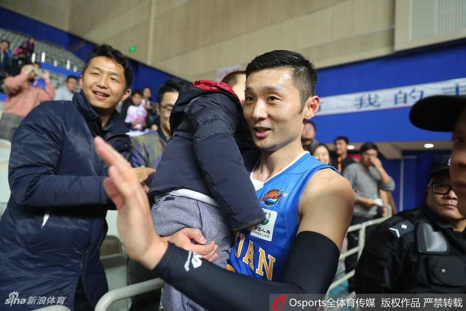 游子归乡温情满源深,刘炜用坚守铸就上海篮球传奇 刘炜抱着儿子与热情的小球迷互动,他面带慈爱微笑,耐心签名,这一刻他不仅是球场英雄,更是亲切的邻家大哥