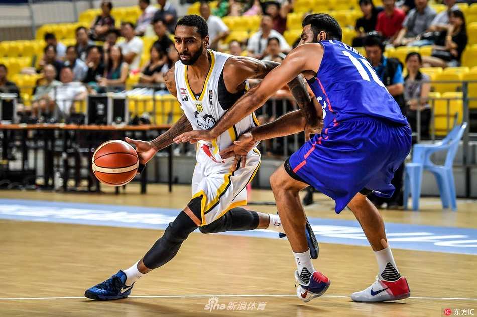 湖南郴州亚冠赛场惊现恐怖分差 黎巴嫩利雅得狂胜印度石油 黎巴嫩阿尔利雅得队球员在印度石油队球员头顶高高跃起,以一记势大力沉的单手劈扣终结进攻,篮下的印度队防守球员只能无奈仰望。