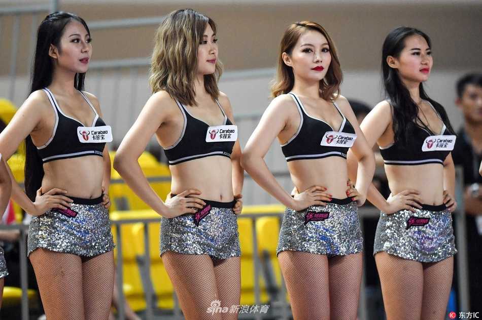 湘中明珠的篮球盛宴:新疆男篮大胜之夜,篮球宝贝热舞点燃郴州赛场 一位篮球宝贝在舞蹈中回眸一笑,眼神明亮而温柔,身后的队友们正在摆出酷炫的结束pose,整个舞台因她们的存在而变得星光熠熠