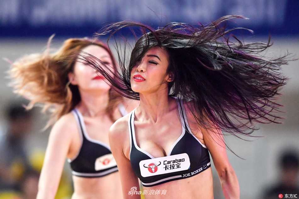 湘中明珠的篮球盛宴:新疆男篮大胜之夜,篮球宝贝热舞点燃郴州赛场 郴州体育中心灯光璀璨,新疆男篮与阿尔阿赫利队激战正酣,场边的篮球宝贝们身着亮黄色热舞服装,在暂停时刻冲上赛场中央