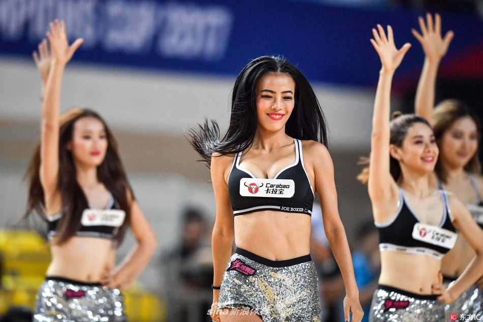 湘中明珠的篮球盛宴:新疆男篮大胜之夜,篮球宝贝热舞点燃郴州赛场 表演结束后,篮球宝贝们在场边列队向观众致意,她们身后的巨大记分牌定格在96比43,胜利的喜悦与青春的美丽在这一刻完美融合