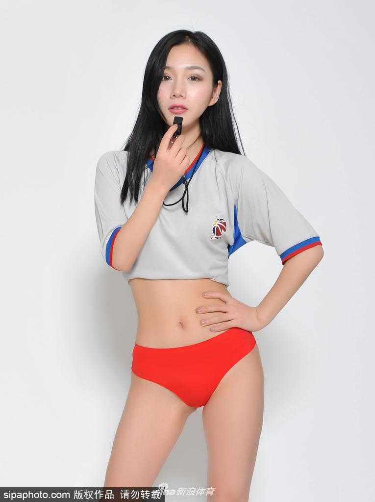 湘妹子的篮球哨音:当最美篮球女裁判走上赛场 裁判员张萍在赛后露出俏皮的一面,对着镜头比出剪刀手,汗水还挂在脸上,显得既可爱又敬业。