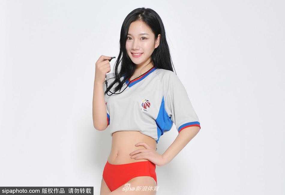 湘妹子的篮球哨音:当最美篮球女裁判走上赛场 湘妹子裁判亓浩在篮球场上,神情专注地注视着球员动作,她吹罚时的专业姿势有模有样。