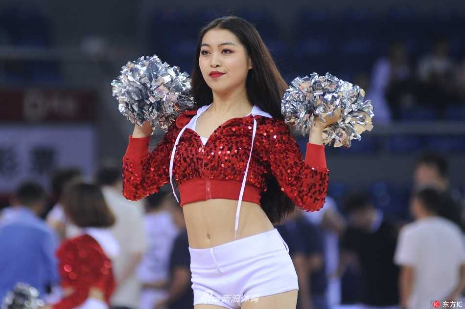 即使是在场边等待的间隙，宝贝们也不忘为队友鼓劲，她们围成一圈，手叠手高喊加油，这种团队之间的情谊和凝聚力，正如她们所支持的球队一样，为了共同的目标而战斗。