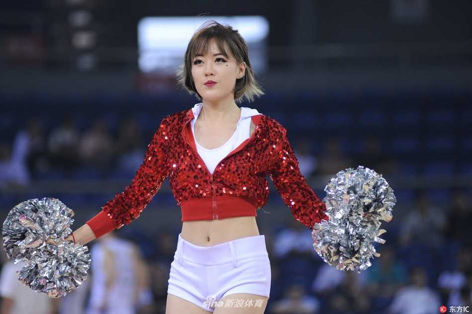 镜头拉近，这位篮球宝贝妆容精致，眼神专注而坚定，即使在激烈的比赛间隙，她也全情投入每一个舞蹈动作，用专业的素养和迷人的微笑征服了看台上的所有球迷。