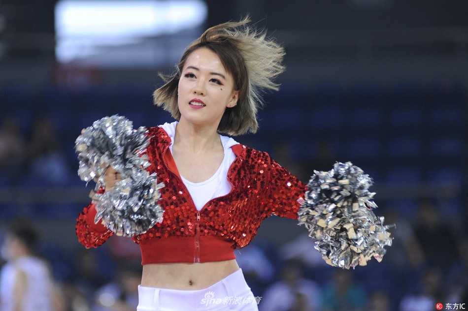 随着动感音乐的节拍，一位扎着高马尾的啦啦队员在聚光灯下奋力跃起，飞扬的发丝与利落的舞姿相得益彰，青春的活力在这一刻被定格，仿佛在告诉世界，这里不仅有硬汉的篮球，更有柔情的助威。