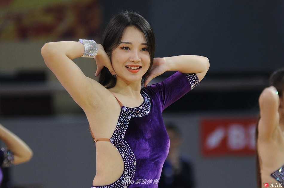 溧阳季前赛烽火起 啦啦宝贝热舞点燃钢铁碰撞 表演进入高潮,全体啦啦宝贝集体亮相,她们做出统一的“ waving”动作,层层叠叠的人浪效果与场边观众的欢呼声融为一体,整个体育馆变成了欢乐的海洋。