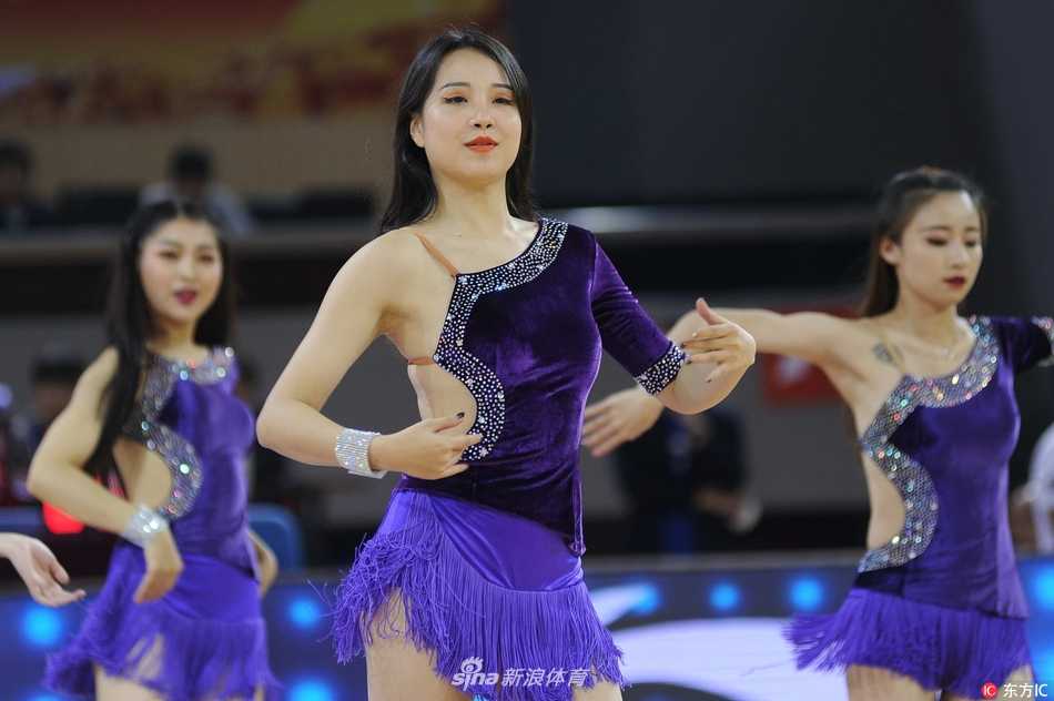 溧阳季前赛烽火起 啦啦宝贝热舞点燃钢铁碰撞 一名笑容甜美的啦啦宝贝在聚光灯下完成了一个高难度的托举动作,她手中金色的花球在空中划出优美的弧线,仿佛将体育馆的上空都染上了青春的色彩。