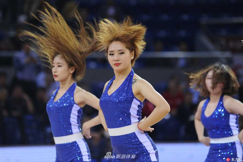 溧阳季前赛烽火起 啦啦宝贝热舞点燃钢铁碰撞 表演结束后,啦啦宝贝们向观众席挥手致意,她们身后的巨大比分牌还亮着114:108的最终比分,胜利的喜悦与表演的成就感在这一刻同时绽放。