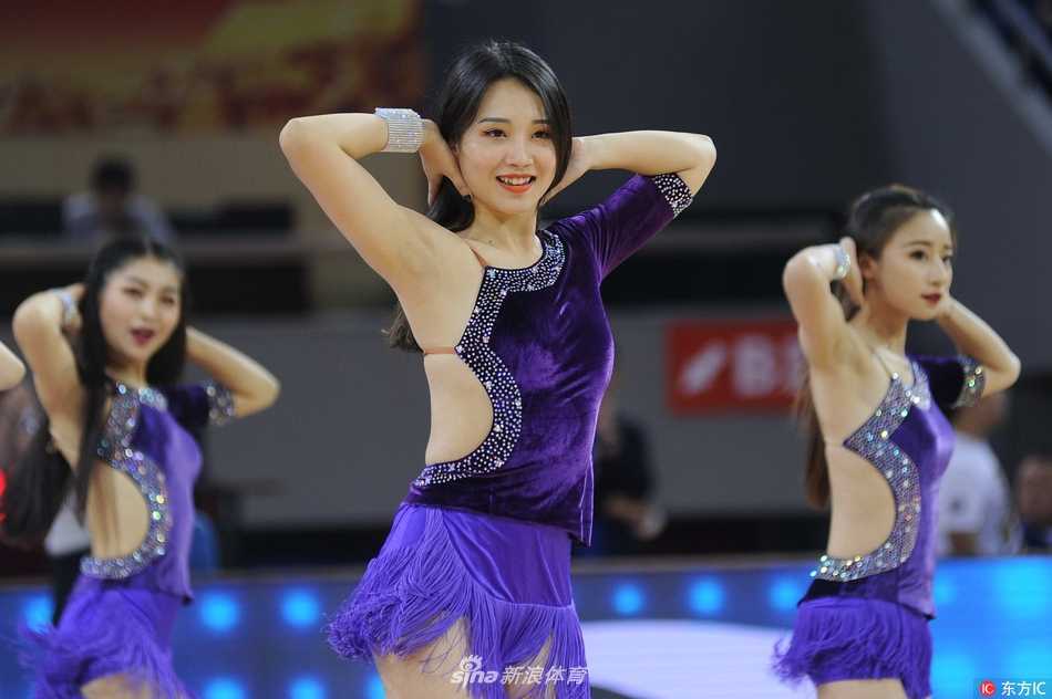 溧阳季前赛烽火起 啦啦宝贝热舞点燃钢铁碰撞 活力四射的啦啦宝贝们扎着利落的马尾,在场地中央腾空跃起,整齐划一的动作如同绽放的青春火焰,瞬间点燃了全场观众的激情。