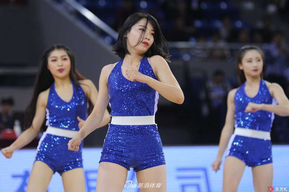 溧阳季前赛烽火起 啦啦宝贝热舞点燃钢铁碰撞 在蓝色的灯光下,五位啦啦宝贝排成一列纵队,她们身着红白相间的表演服,正在演绎一支充满力量感的爵士舞,修长的身姿和自信的眼神格外引人注目。