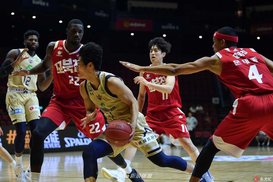 高阳猎户座的球员在成功防守后快速反击，一名球员高高跃起，在空中与队友准备完成一次势大力沉的空中接力配合，引爆了场边替补席的气氛。