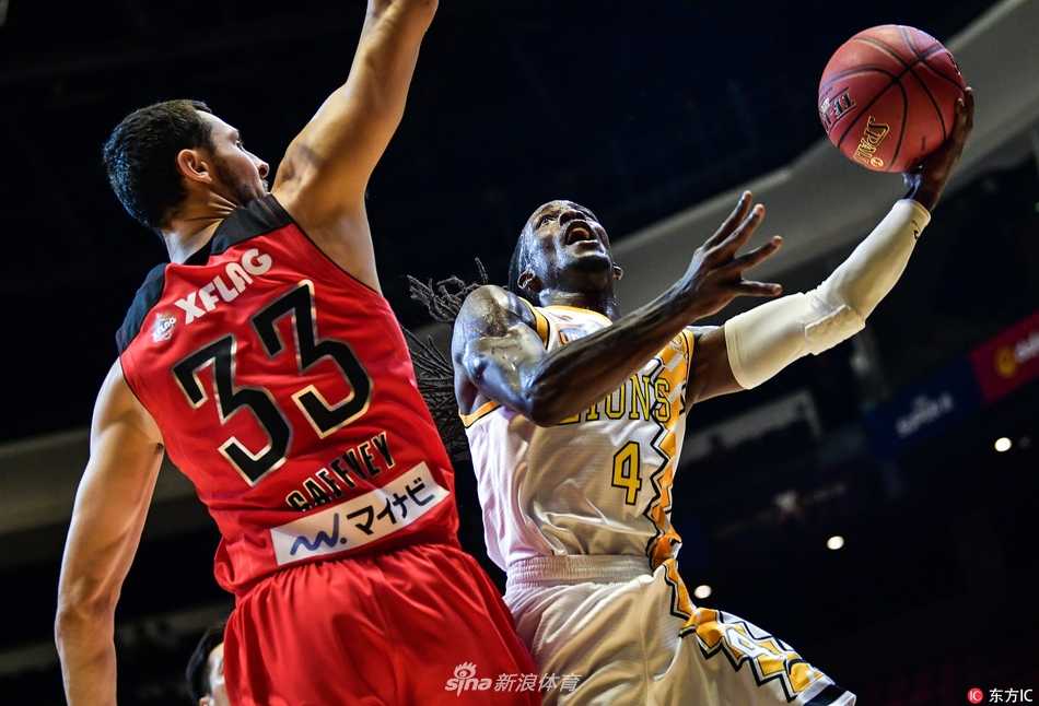 澳门篮球邀请赛遗憾落幕,浙江广厦激战不敌千叶喷射机 广厦队魂林志杰在三分线外高高跃起,坚定地出手三分,篮球在空中划过一道美丽的弧线直奔篮筐