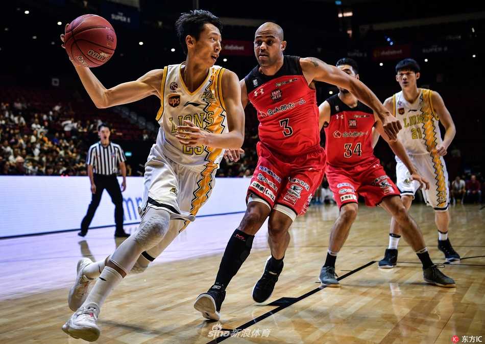 澳门篮球邀请赛遗憾落幕,浙江广厦激战不敌千叶喷射机 广厦内线核心胡金秋在对方多人包夹之下强硬起跳,利用身高臂展优势拼抢前场篮板,表情十分坚毅