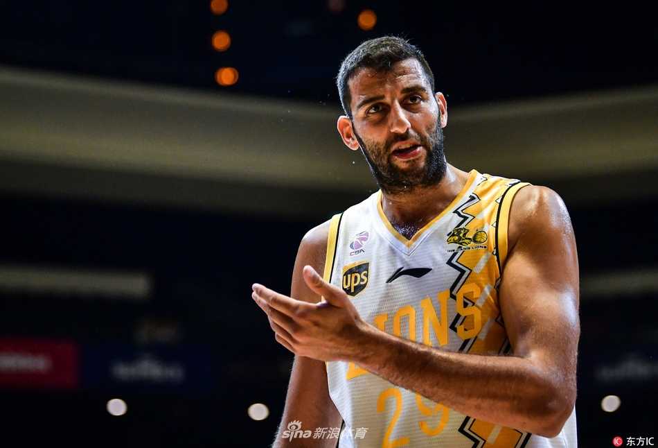 澳门篮球邀请赛遗憾落幕,浙江广厦激战不敌千叶喷射机 浙江广厦男篮首发五虎在决赛开场前围成一圈,齐声呐喊为自己加油鼓劲,眼神中充满了对胜利的渴望