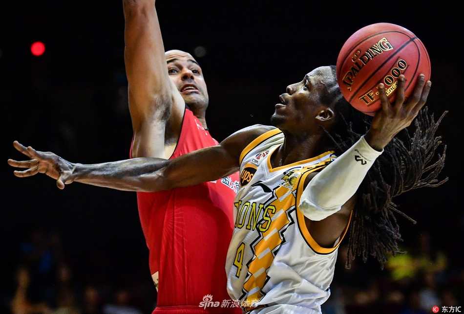 澳门篮球邀请赛遗憾落幕,浙江广厦激战不敌千叶喷射机 比赛结束后,浙江广厦全队球员走向场边,向看台上一直为他们呐喊助威的现场球迷鞠躬致谢,场面令人动容