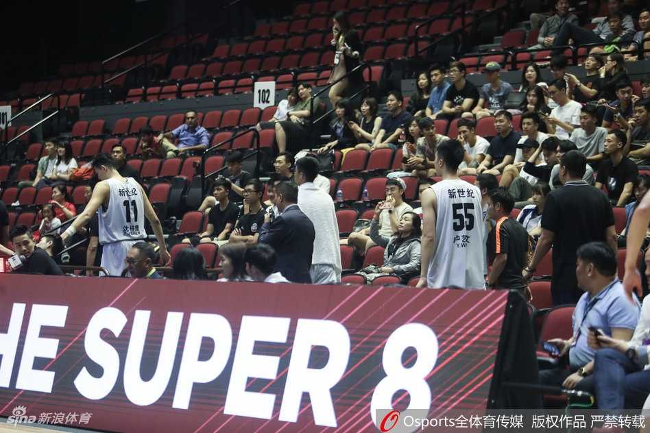 澳门风云:深圳男篮血性退赛引发篮协雷霆重罚 在另一场比赛中,深圳队的年轻球员们围成一圈,互相搭着肩膀,在场上大声呼喊加油。他们的眼神中褪去了退赛时的迷惘,透出一股知耻后勇的坚毅,准备用汗水和拼搏在未来的赛场上赢回失去的尊严。