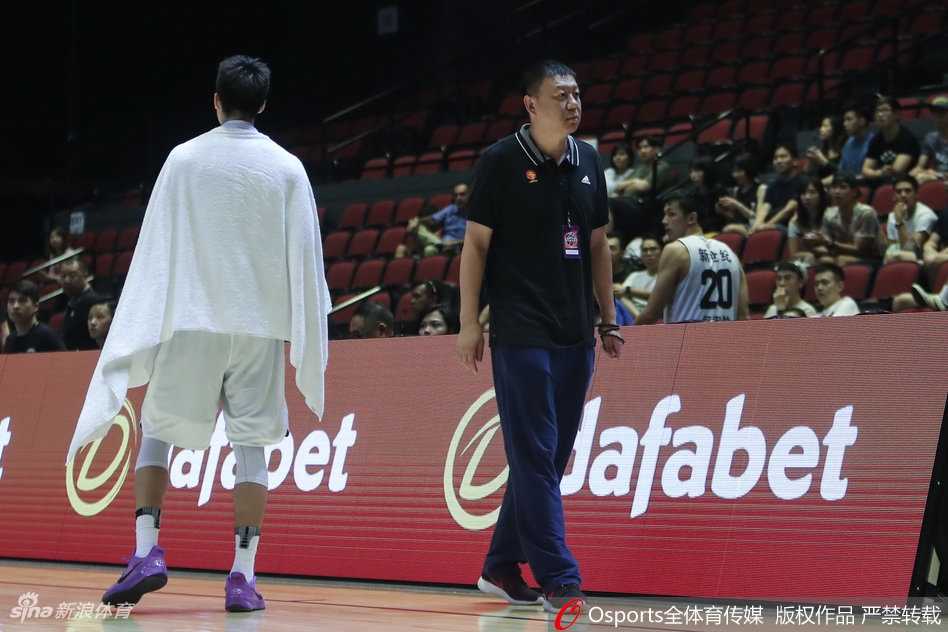 澳门风云:深圳男篮血性退赛引发篮协雷霆重罚 深圳队球员李慕豪在比赛中面露无奈与愤怒,他高举双手向裁判抗议,身边的队友试图上前安慰,场边记分牌显示着落后的比分,整个画面充满了压抑的紧张感。