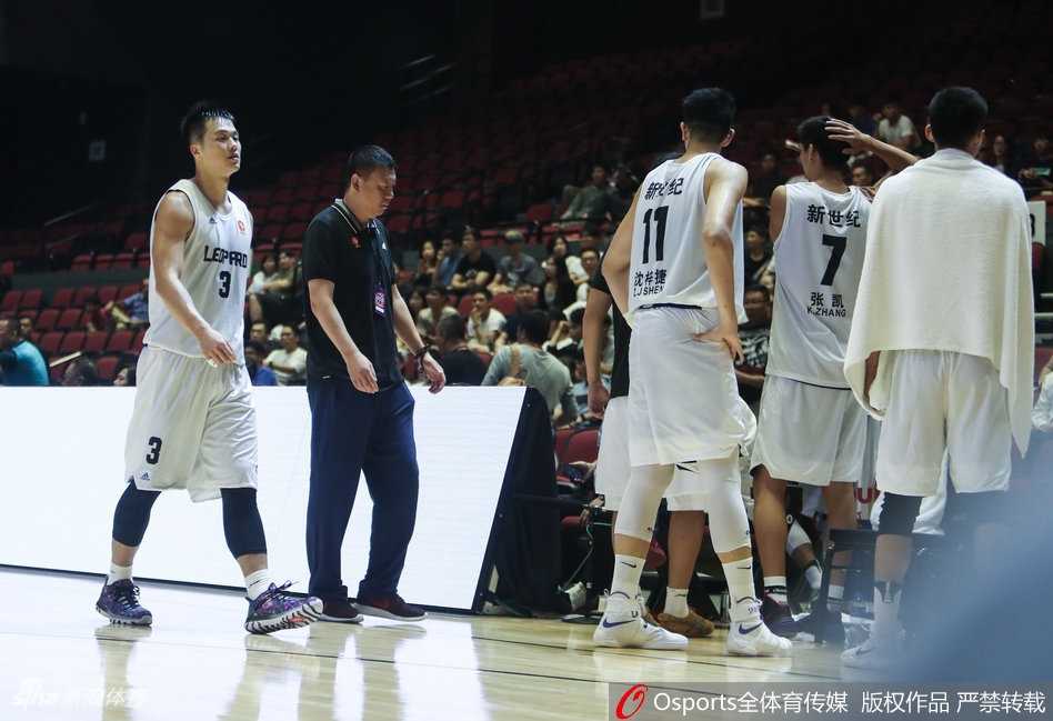 澳门风云:深圳男篮血性退赛引发篮协雷霆重罚 深圳男篮官方社交媒体发布的长篇道歉信截图,白底黑字,措辞恳切,信中多次出现“抱歉”“反省”“承诺”等词语,下方的评论区涌现出大量球迷的留言,有失望也有鼓励。