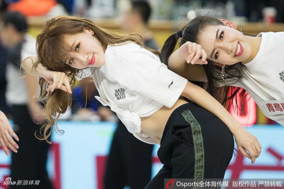 暂停时间里，啦啦队迅速集结成圆阵，队员们微微屈膝，身体前倾，手中花球如同盛开的花朵般绽放。她们全神贯注地完成每一个动作，即便是短暂的表演也力求完美，敬业精神令人动容。