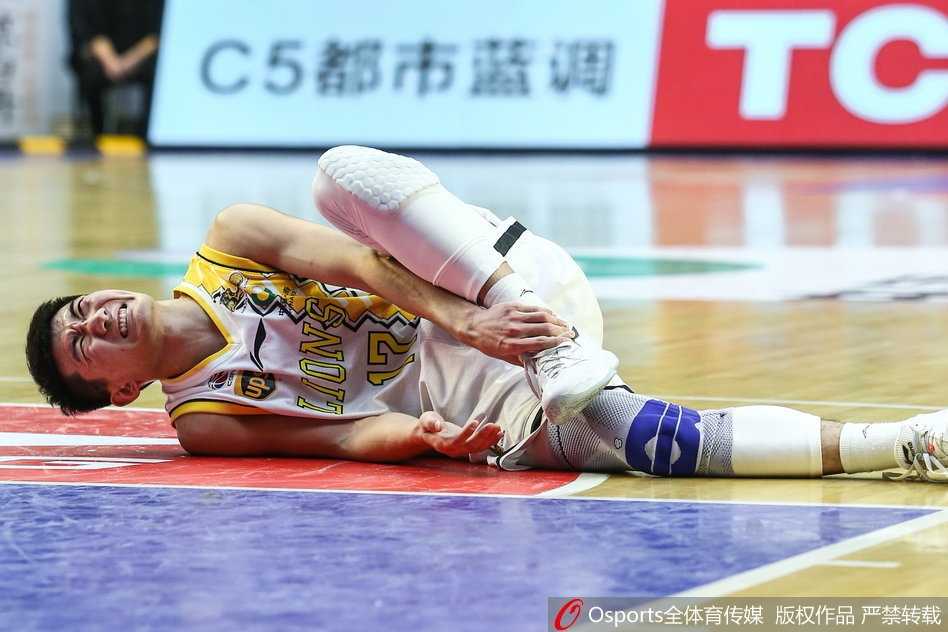 激战夜殇:孙铭徽痛苦倒地,广厦复仇战突生波澜 广厦队医紧急进场为孙铭徽检查伤情,孙铭徽坐在地上神情痛苦茫然,周围的球员们神色凝重地注视着这一幕