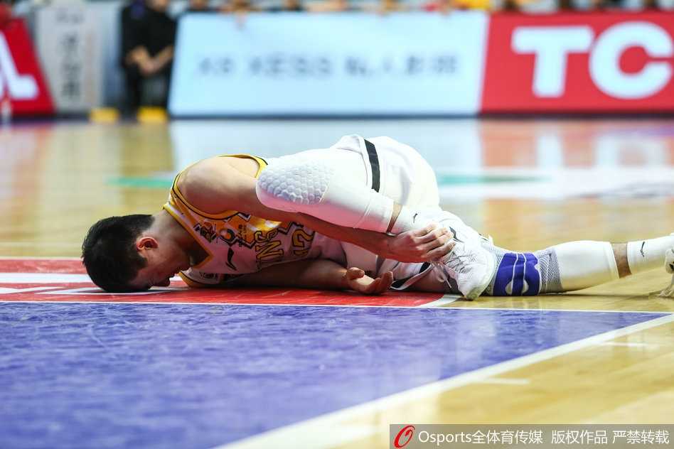 激战夜殇:孙铭徽痛苦倒地,广厦复仇战突生波澜 广厦外援福特森带伤上阵,在辽宁队多人包夹防守下依然强行突破上篮,眼神中充满了坚定与不屈